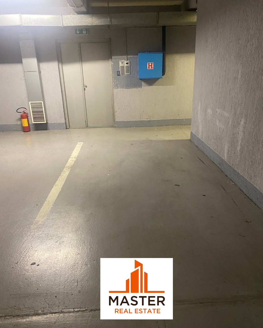 Izdaje se garažno mjesto u zgradi Lovćen invest kod Centra Bezbjednosti, Preko Morače.